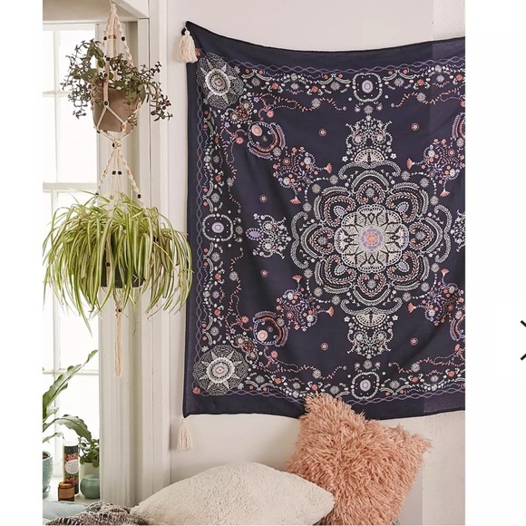 Urban Outfitters Plum & Bow Seren Lace Medallion Tapestry - Picture 1 of 6